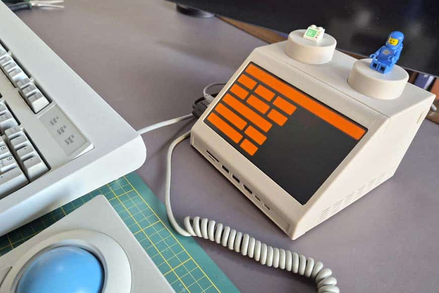 PC dentro la forma di mattoncino Lego gigante grazie alla stampa 3D