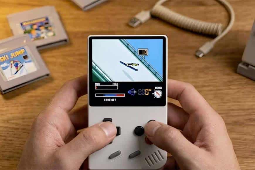La retro-console portatile che legge le cartucce originali di Game Boy e GBC